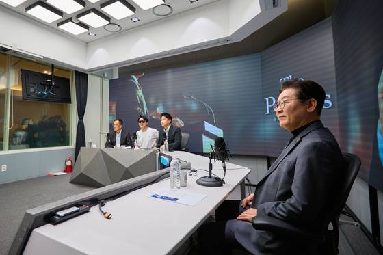 이재명 전 더불어민주당 대표가 지난 2월 24일 여의도에 마련된 경제 유튜브 채널 삼프로TV 오픈 스튜디오에 출연해 발언하고 있다. 더불어민주당 제공