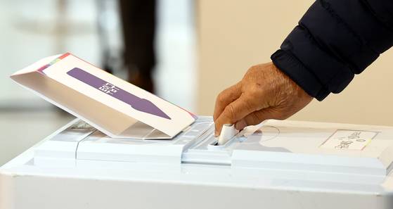 재보궐 선거가 실시된 지난 2일 구로구청장 보궐선거 투표소인 서울 구로제5동 제3투표소에서 한 유권자가 투표하고 있다. 뉴시스