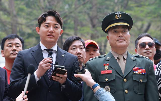 ▲ 해병대 채모 상병 순직 사건과 관련해 1심에서 무죄를 선고받은 박정훈 전 해병대 수사단장(대령)이 18일 서울 서초구 서울고등법원에서 열린 항소심 첫 공판준비기일에 출석하기에 앞서 기자회견에 참석한 가운데 법률 대리인 정구승 변호사가 발언하고 있다. 연합뉴스