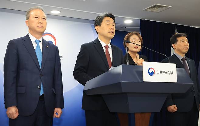 이주호 부총리 겸 교육부 장관이 지난 17일 서울 종로구 정부서울청사에서 2026학년도 의대 모집인원 조정 방향 관련 브리핑을 하고 있다.  /연합뉴스