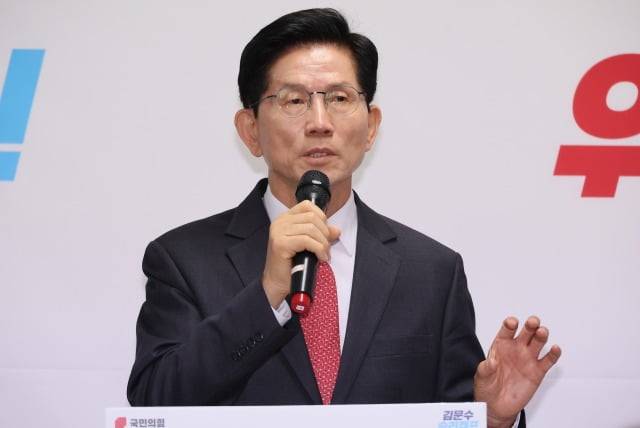 김문수 국민의힘 대선 경선 후보가 18일 서울 여의도 선거사무소에서 기업하기 좋은 대한민국 만들기를 주제로 경제 분야 공약을 발표하고 있다. 연합뉴스