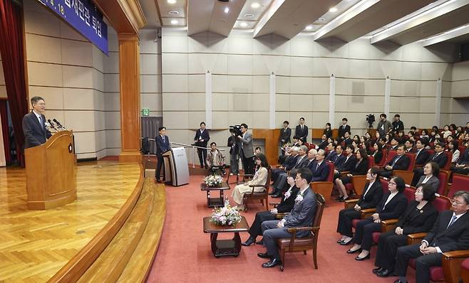 문형배 헌법재판소장 권한대행이 18일 서울 종로구 헌법재판소에서 열린 퇴임식에서 퇴임사를 하고 있다.