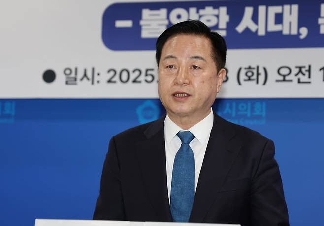 6.3 대선 출마를 선언했던 김두관 전 더불어민주당 의원이 8일 광주시의회 브리핑룸에서 기자회견을 열고 "광주 정신으로 정치 혁명을 시작하겠다"며 출마 입장을 밝히고 있다. / 사진=뉴스1