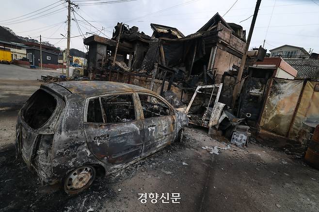 경북 영덕군 영덕읍 노물리 마을이 지난달 28일 산불 피해로 폐허로 변해 있다. 성동훈 기자