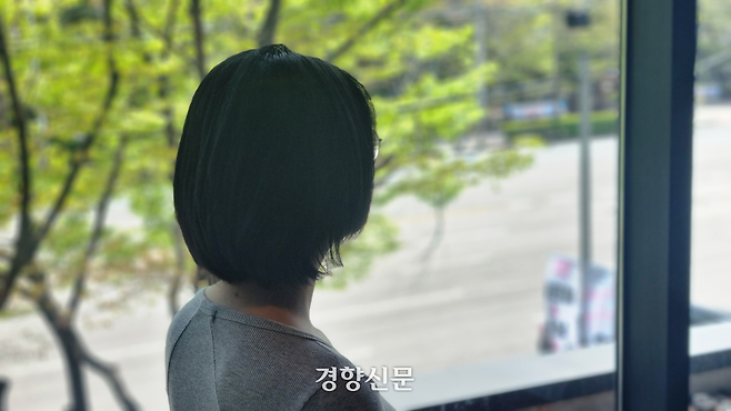 지난해 12월 부산 집회에서 ‘술집 여자’라고 스스로 밝히며 무대에서 발언했던 20대 후반 여성 김유진씨(가명)가 지난 15일 부산 연제구 한 카페에서 경향신문과 인터뷰 하고 있다. 강한들 기자