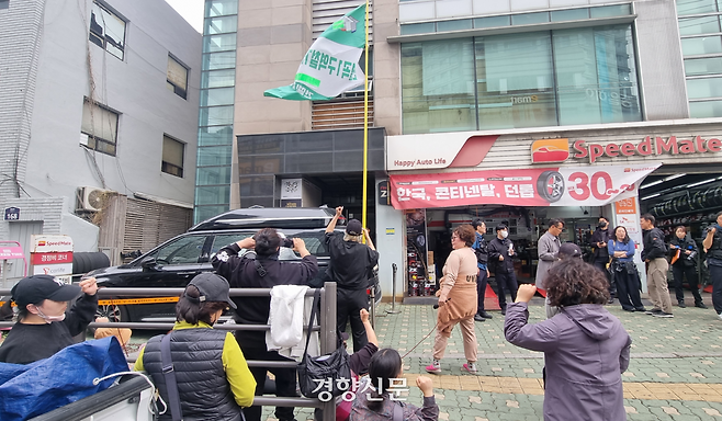 서울 성북구 미아리 성매매 집결지 인근에서 성매매 여성들과 이들에 연대하는 시민들이 지난 17일 농성을 벌이고 있다. 서현희 기자