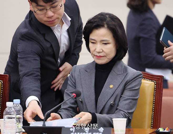 이진숙 방송통신위원장이 18일 국회 과학기술정보방송통신위원회 전체회의에서 자료를 전달받고 있다. 박민규 선임기자
