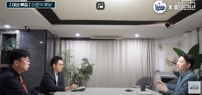 이준석 개혁신당 대선후보가 유튜브 채널 ‘김작가TV’에 출연해 대한민국 경제, 부동산, 증시, 가상자산 등에 관해 대담하고 있다. ‘김작가TV’ 갈무리.