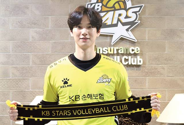 남자배구 FA 최대어로 꼽혔던 임성진이 KB손해보험과 계약을 체결한 후 유니폼을 입고 기념촬영을 하고 있다. KB손해보험 제공