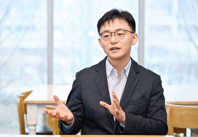 조영민 나눔교회 목사는 ‘믿음의 계승’이 세대를 거쳐 반드시 전해져야 할 가장 중요한 유산이라고 강조했다. 사진은 조 목사가 서울 마포구 교회에서 이야기하는 모습. 국민일보DB