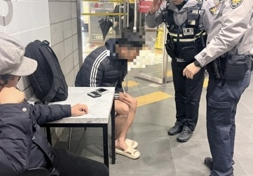 지난달 5일 서울 강남역 지하상가에서 발견된 30대 지적장애인 김모씨. 서울경찰청 기동순찰대 제공