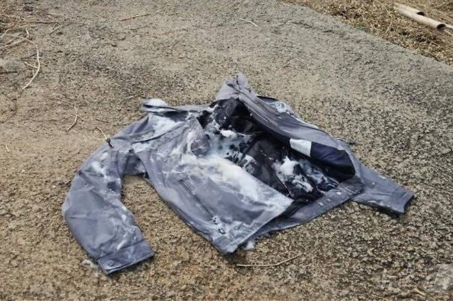 박유민 경위가 물을 뿌린 뒤 불길에 뛰어들 때 입었던 점퍼. 보성경찰서 제공.