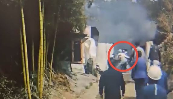 전남 보성경찰서 읍내파출소 소속 박유민 경위가 지난 16일 오후 보성군 보성읍 화재가 난 한 주택에서 95세 할머니를 구조하는 모습. 보성경찰서 제공