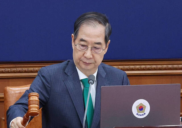 한덕수 대통령 권한대행 국무총리가 18일 정부서울청사에서 열린 국무회의에서 의사봉을 두드리고 있다. 대통령실통신사진기자단
