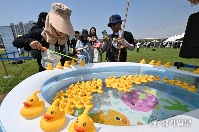 오리 인형 낚기 등 다양한 체험 프로그램.