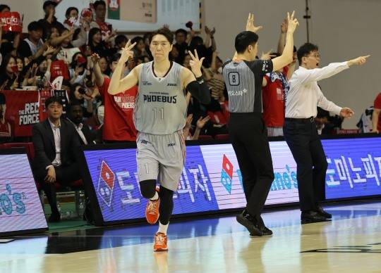 이우석 3점슛 성공. 사진[연합뉴스]