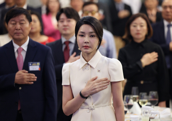 ▲윤석열 대통령의 필리핀 국빈 방문에 동행한 김건희 여사가 지난해 10월6일 오후(현지시간) 필리핀 마닐라 페닌슐라 호텔에서 열린 동포 만찬 간담회에 참석, 국기에 대한 경례를 하는 모습. ⓒ연합뉴스
