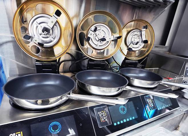 얌샘김밥 매장에서 활용하고 있는 자동화 기기. <부자비즈>