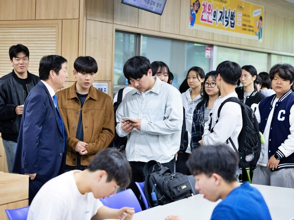 충남대가 1학기 중간고사 기간을 맞아 ‘천원의 저녁밥’을 운영하는 가운데 김정겸 총장이 17일 저녁 제2학생회관을 찾아 학생과 조리원들을 격려하고 있다. [사진 = 충남대학교]
