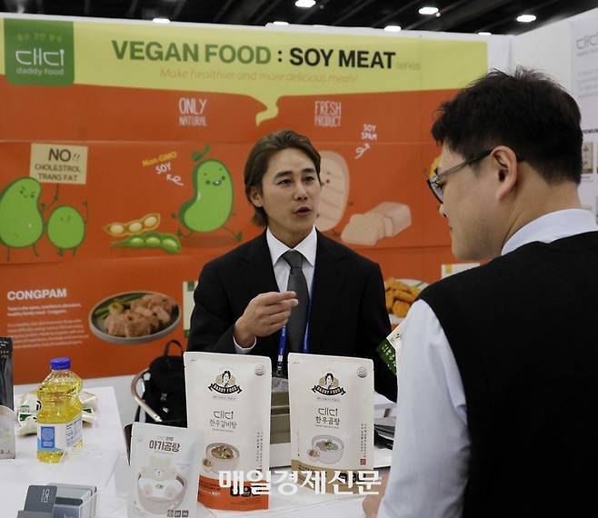 제23회 세계한상대회(세계한인비즈니스대회)가 개막한 17일(현지시간) 미국 애틀랜타 개스사우스 컨벤션센터에서 배우 출신 정태우 씨가 대디푸드 CEO가 제품을 소개하고 있다.. 2025.4.18 [김호영 기자]