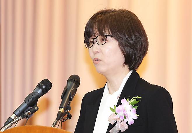 이미선 헌법재판관이 18일 오전 서울 종로구 재동 헌법재판소 대강당에서 열린 문형배·이미선 헌법재판관 퇴임식에서 퇴임사를 하고 있다. 2025.4.18 [사진 = 뉴스1]