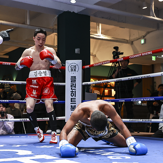 김승열이 2025년 2월 KBM 슈퍼플라이급 챔피언 결정전에서 세계복싱평의회 페더급 아시아 타이틀매치 출신 아르티드 밤룽아우에아를 다운시킨 후 내려다보고 있다. 사진=FINAL FLASH 박종혁 기자 제공