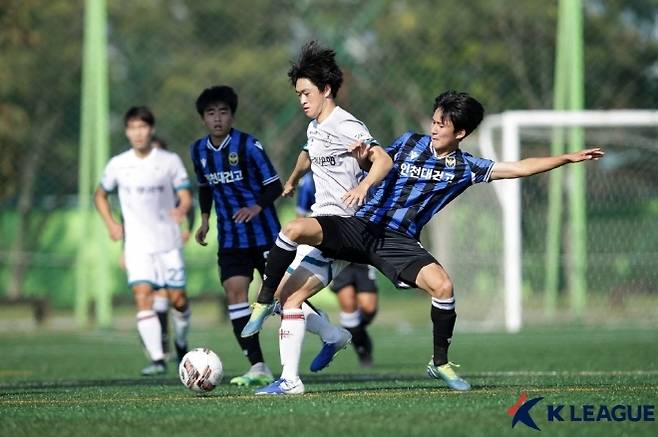인천 유나이티드 유소년 팀에서 성장한 김세훈(사진 오른쪽). 사진=한국프로축구연맹
