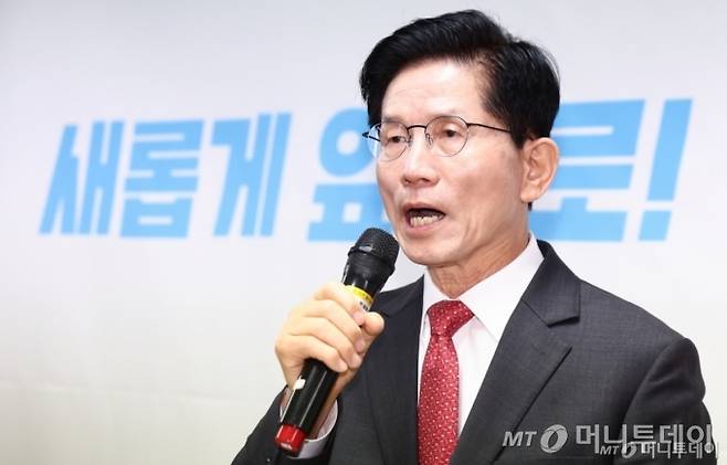 김문수 국민의힘 대선 경선 후보가 18일 오전 서울 여의도 선거사무소에서 경제살리기 공약 발표 기자회견을 하고 있다./사진=뉴스1