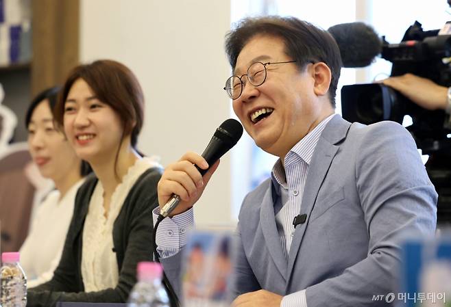 (대구=뉴스1) 공정식 기자 = 이재명 더불어민주당 대선 경선 후보가 18일 오전 대구 북구 협동조합 소이랩에서 열린 K-콘텐츠 기업 간담회에 참석해 발언 도중 환하게 웃고 있다. 2025.4.18/뉴스1  Copyright (C) 뉴스1. All rights reserved. 무단 전재 및 재배포,  AI학습 이용 금지. /사진=(대구=뉴스1) 공정식 기자