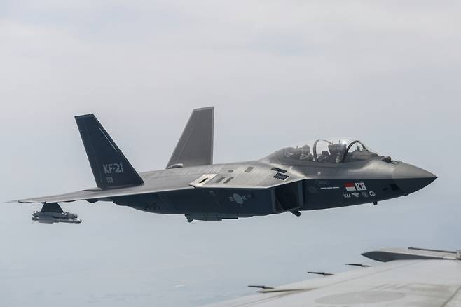 지난 16일 KF-21 시제기에 탑승한 아잔 알리 알누아이미 공군전투센터 사령관(준장). / 사진=KAI(한국항공우주산업)