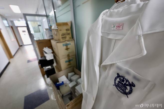 [서울=뉴시스] 김명년 기자 = 17일 정부가 내년도 의과대학 모집인원을 증원 이전 수준인 3058명으로 확정했다. 이는 정부가 지난달 말까지 의대생들이 전원 복귀할 경우, 내년 의대 모집인원을 증원 전으로 되돌리겠다고 밝힌 데 따른 후속 조치다. 이날 오후 서울시내 한 의과대학에 가운이 걸려있다. 2025.04.17. kmn@newsis.com /사진=김명년