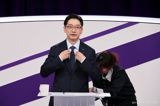 (서울=뉴스1) 국회사진취재단 = 18일 저녁 상암MBC 스튜디오에서 열린 더불어민주당 대선경선후보자 첫 TV토론에 참석한 김경수 후보자가 마이크를 착용하고 있다. 2025.4.18/뉴스1  Copyright (C) 뉴스1. All rights reserved. 무단 전재 및 재배포,  AI학습 이용 금지. /사진=(서울=뉴스1) 국회사진취재단