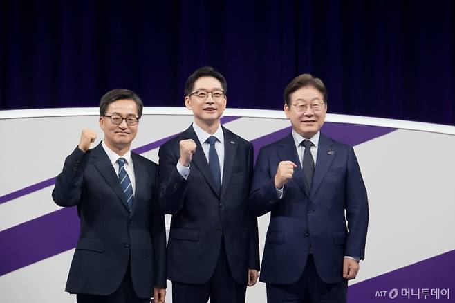 (서울=뉴스1) 국회사진취재단 = 18일 저녁 상암MBC 스튜디오에서 열린 더불어민주당 대선경선후보자 첫 TV토론에 참석한 (오른쪽부터)이재명, 김경수, 김동연 후보자가 파이팅을 외치고 있다. 2025.4.18/뉴스1  Copyright (C) 뉴스1. All rights reserved. 무단 전재 및 재배포,  AI학습 이용 금지. /사진=(서울=뉴스1) 국회사진취재단