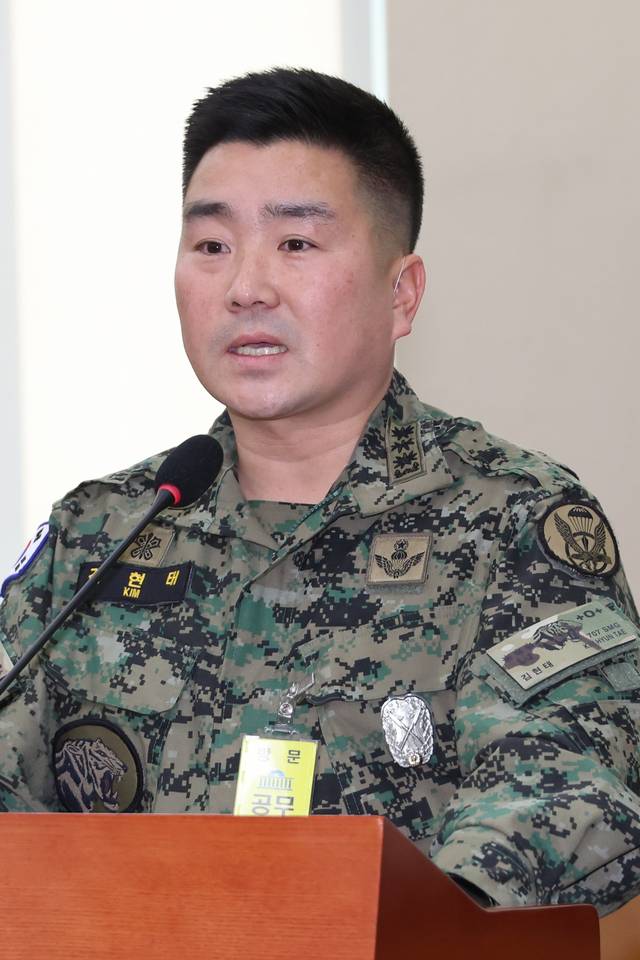 김현태 707특수임무단장이  지난 2월 17일 국회 국방위원회 전체회의에서 국민의힘 소속 위원들의 질의에 답하고 있다.  이날 회의는 더불어민주당 의원들의 회유 의혹과 관련해 성 위원장 직권으로 야당 의원들이 불참한 가운데 열렸다. 연합뉴스\