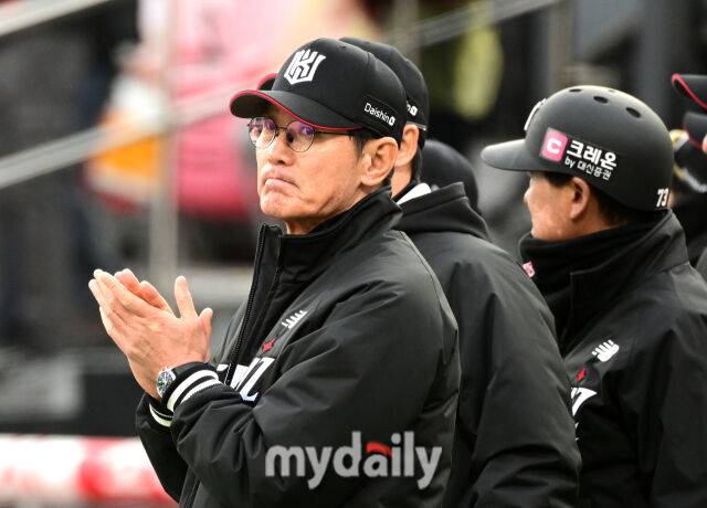 2025년 4월 13일 오후 경기도 수원KT위즈파크 진행된 '2025 신한 SOL뱅크 KBO 리그' 삼성 라이온즈와 KT 위즈의 경기. KT 이강철 감독이 6-5로 승리한 뒤 기뻐하고 있다./마이데일리