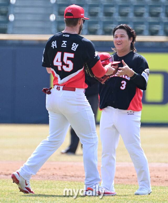 2025년 3월 14일 오후 서울 잠실야구장에서 2025 신한 SOL뱅크 KBO 리그 시범경기 KIA 타이거즈와 두산 베어스의 경기가 열렸다. KIA 김선빈이 1회초 공격을 마친 뒤 1사 3루서 2점 홈런을 친 위즈덤을 축하하고 있다./마이데일리