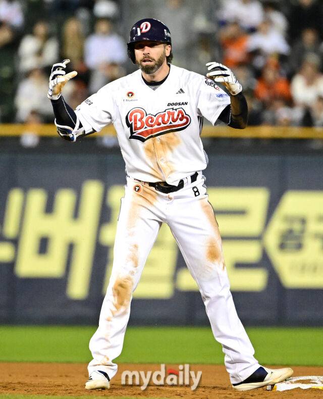 2025년 4월 10일 오후 서울 잠실구장에서 진행된 '2025 신한 SOL뱅크 KBO 리그' 한화 이글스와 두산 베어스의 경기. 두산 케이브가 4회말 선두타자 2루타를 친 뒤 기뻐하고 있다./마이데일리