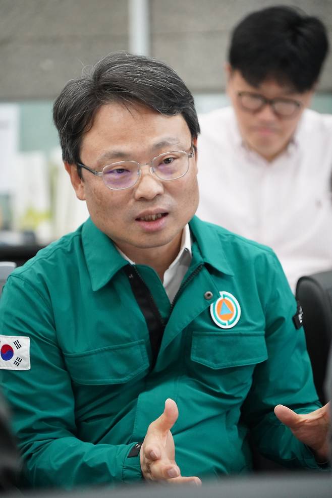 산림청 박은식 산림산업정책국장이 18일 정부대전청사 브리핑룸에서 경북경남 울산지역의 산불피해 면적에 대해 설명하고 있다.