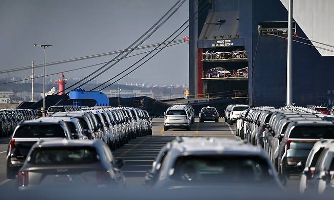 경상수지 흑자 규모가 전년 대비 240억달러 넘게 줄어들 것으로 전망되면서 올해 성장률 전망치 하향조정과 금리 인하가 5월 시작될 가능성이 커졌다. 사진은 경기도 평택항 내 기아자동차 수출전용부두에 선적을 기다리는 수출용 차량 [헤럴드DB]