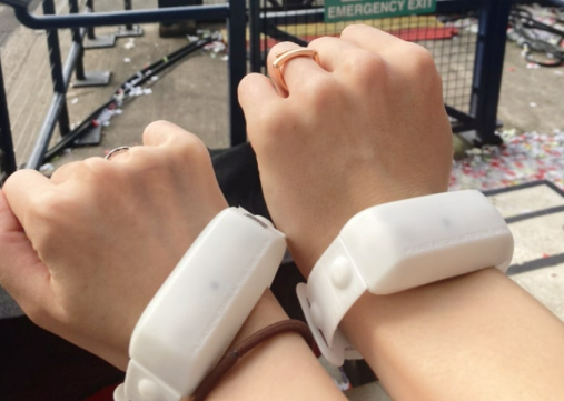 콜드플레이 공연에서 나눠준 야광 팔찌 ‘자이로밴드’.[X(구 트위터) 갈무리]