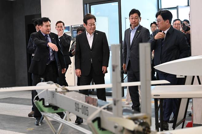 이재명 전 더불어민주당 대표가 17일 대전 유성구 국방과학연구소에서 개발 중인 무기체계를 둘러보고 있다. [국회사진기자단]
