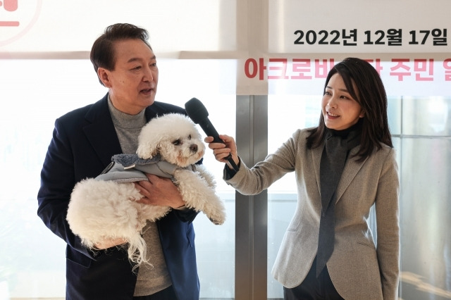 윤 전 대통령과 김건희 여사가 한남동 관저로 이사하고 한달가량 지난 2022년 12월 17일 서울 서초동 아크로비스타 사저를 찾아 주민들에게 감사와 작별인사를 전한 뒤 기념촬영을 하고 있다. [연합]