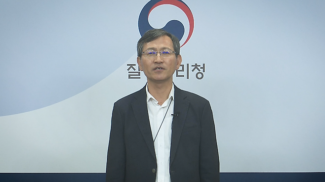 이희일 질병관리청 매개체분석과장은 “만약 몸에 붙은 진드기를 확인하셨다면, 직접 제거하려고 하지 마시고, 의료기관을 방문하실 것을 당부드린다”고 말했다. [질병관리청 제공]