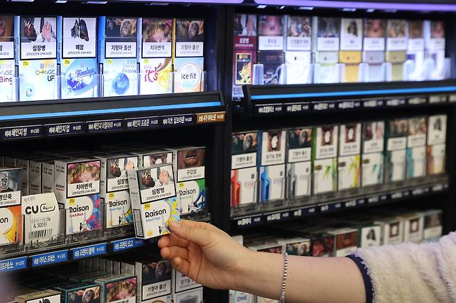 서울 시내 편의점의 담배 판매대 모습 [연합]