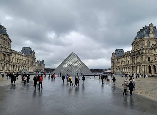 10개월간의 유라시아 자동차 미술여행의 마지막 정점을 만들어준 프랑스 파리의 루브르미술관 전경  *재판매 및 DB 금지