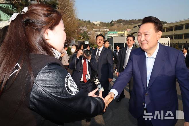[서울=뉴시스] 황준선 기자 = 윤석열 전 대통령이 11일 오후 서울 용산구 한남동 대통령 관저를 떠나며 지지자와 악수하고 있다. (공동취재) 2025.04.11. photo@newsis.com