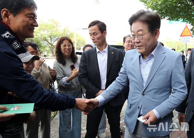 [대구=뉴시스] 이무열 기자 = 이재명 제21대 대통령 선거 더불어민주당 경선 후보가 18일 대구 북구 협동조합 소이랩에서 열린 K-콘텐츠 기업 간담회에 참석하기 전 지지자들에게 인사하고 있다. 2025.04.18. lmy@newsis.com