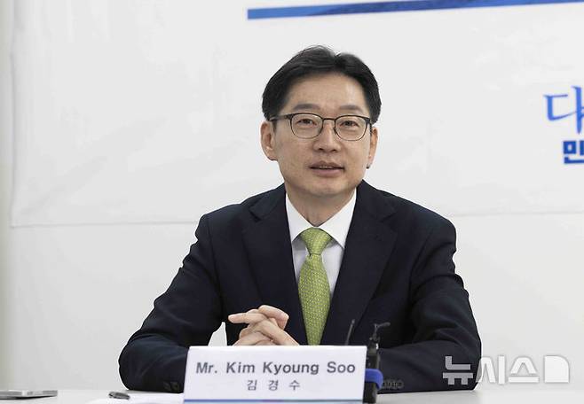 [고양=뉴시스] 김근수 기자 = 김경수 제21대 대통령 선거 더불어민주당 경선후보가 17일 경기 고양시 일산서구청에서 열린 카트린 스테른펠트 잠메 스웨덴 말뫼 시장과의 간담회에서 발언하고 있다. 2025.04.17. ks@newsis.com