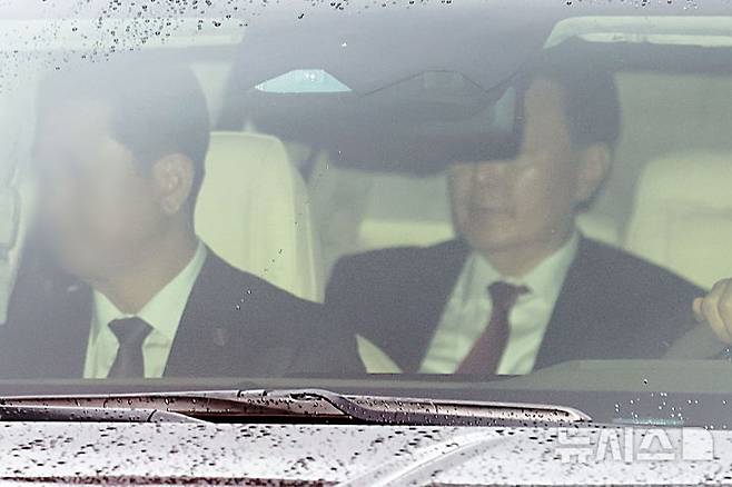 [서울=뉴시스] 이영환 기자 = 윤석열 전 대통령이 지난 14일 서울 서초구 서울중앙지방법원에서 열린 내란우두머리혐의 재판을 마친 뒤 사저로 향하고 있다. 2025.04.18. 20hwan@newsis.com