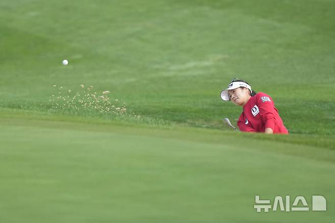 [파주=AP/뉴시스] 이정은6이 17일 오후 경기도 파주 서원밸리 컨트리클럽에서 열린 미국여자프로골프(LPGA) 투어 BMW 레이디스 챔피언십 첫날 1번 홀 벙커에서 샷하고 있다. 이정은6은 5언더파 67타로 김효주, 김아림 등과 공동 11위에 올랐다. 2024.10.17.